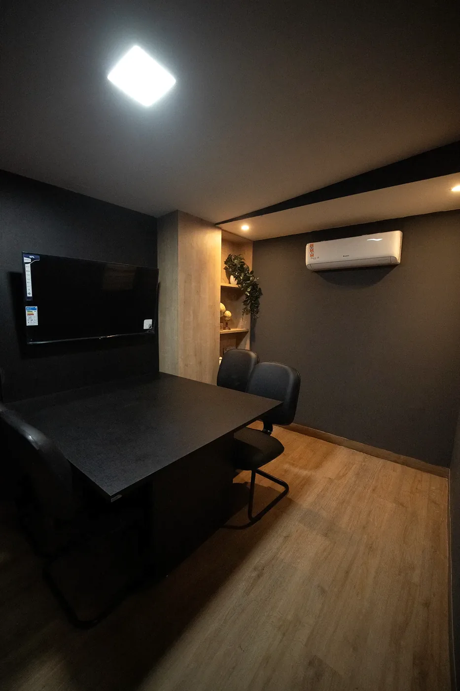 Sala preparada para apresentações profissionais