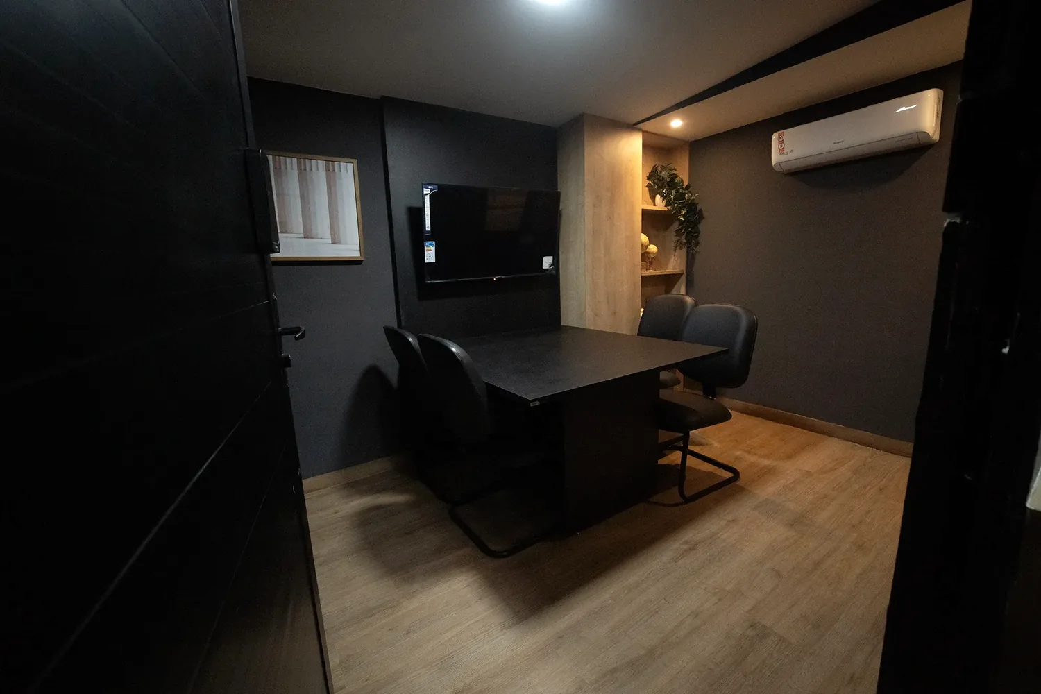 Sala de reuniões completa para até cinco pessoas